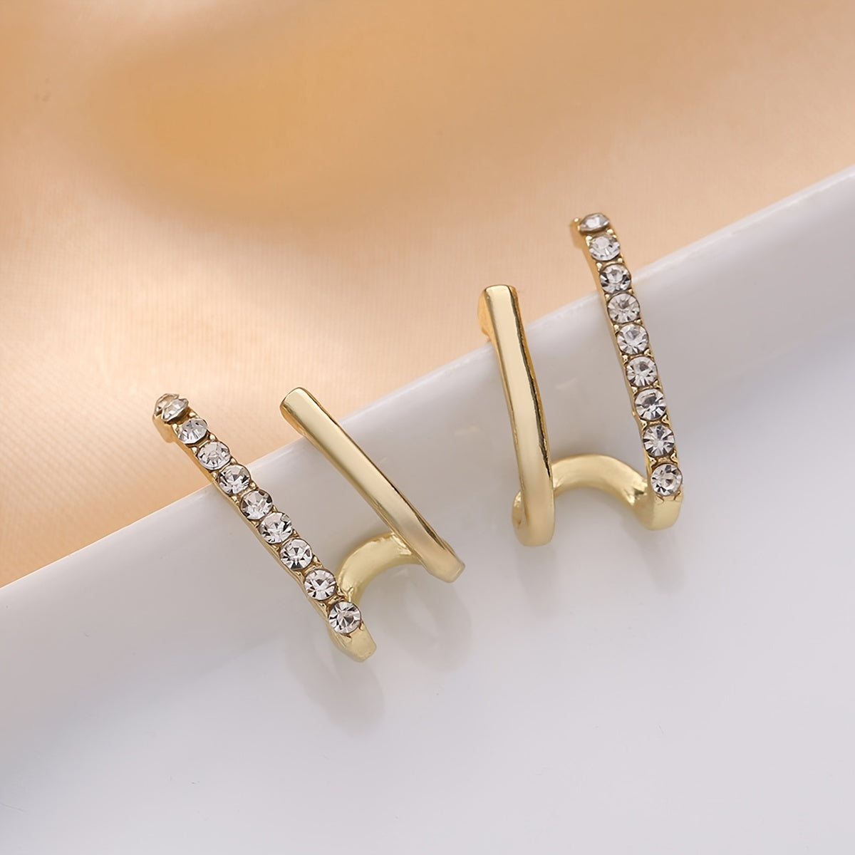 1 Pair Of Rhinestone Earrings