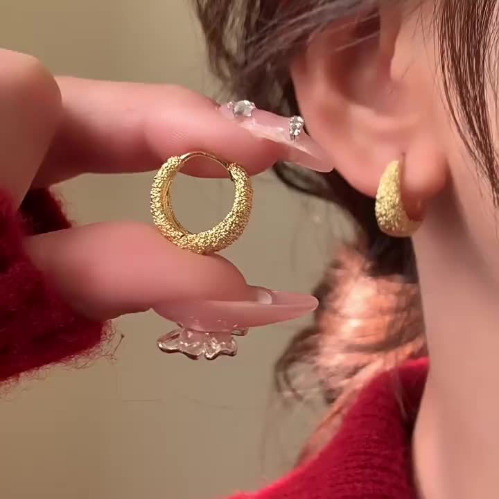 Elegant Vintage-Inspired Hoop Earrings for Women – Fashionable Matte Golden Finish