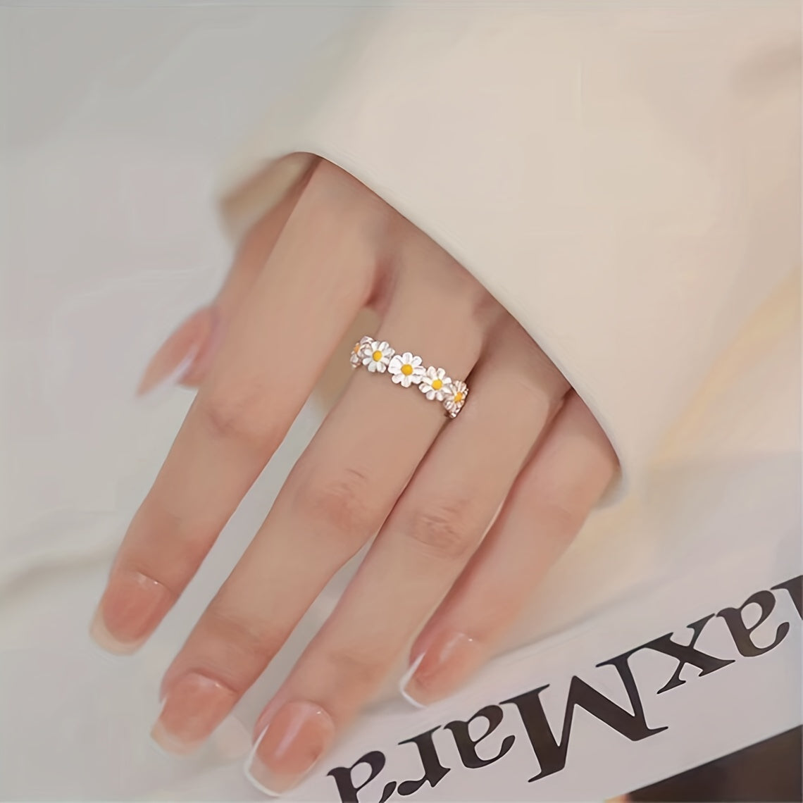 Stylish Little Daisy Ring Forest Style Fresh White Flower Drop Glue Ring Hand Ornament