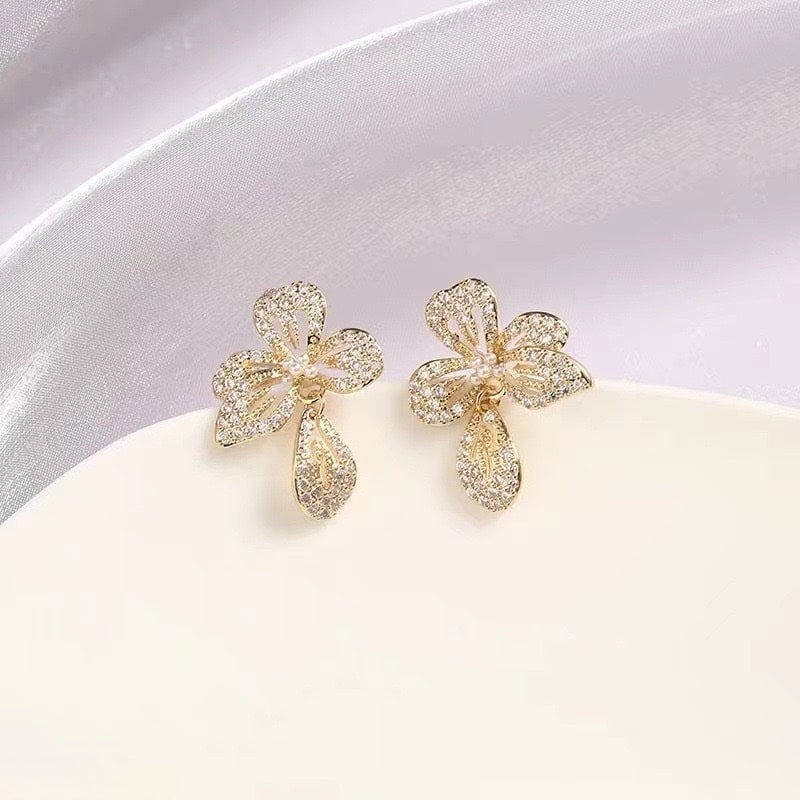 Flower Teardrop Earrings Pair